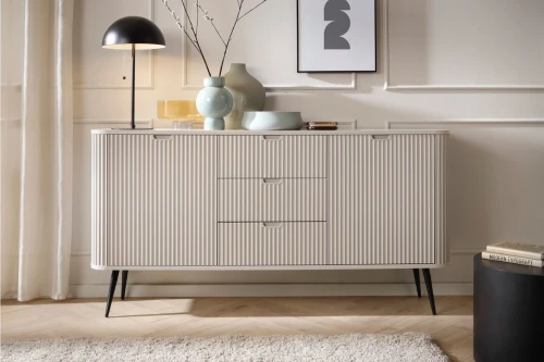 Kaszmirowa komoda Luna z drzwiczkami, szufladami i ryflowanymi frontami z czarnymi nogami