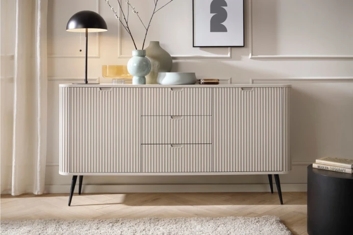 Kaszmirowa komoda Luna z drzwiczkami, szufladami i ryflowanymi frontami z czarnymi nogami