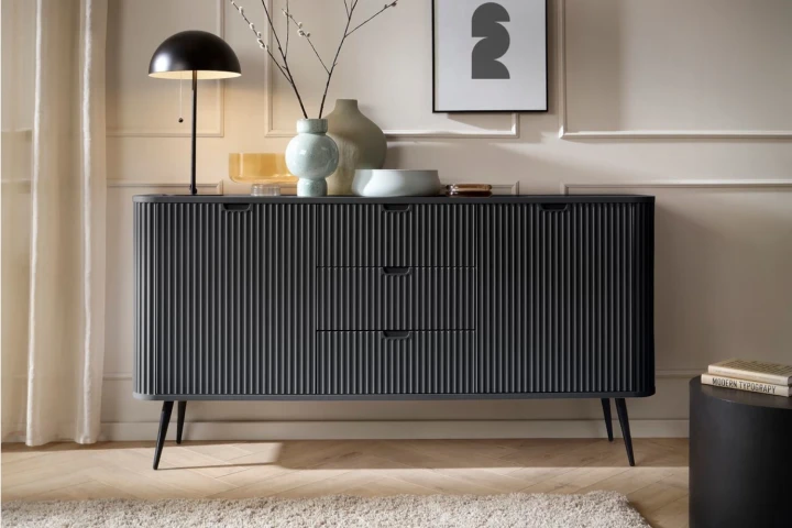 Czarna komoda Luna z drzwiczkami, szufladami i ryflowanymi frontami z czarnymi nogami