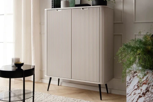 Kaszmirowa komoda wysoka Luna z drzwiami i ryflowanymi frontami z czarnymi nogami