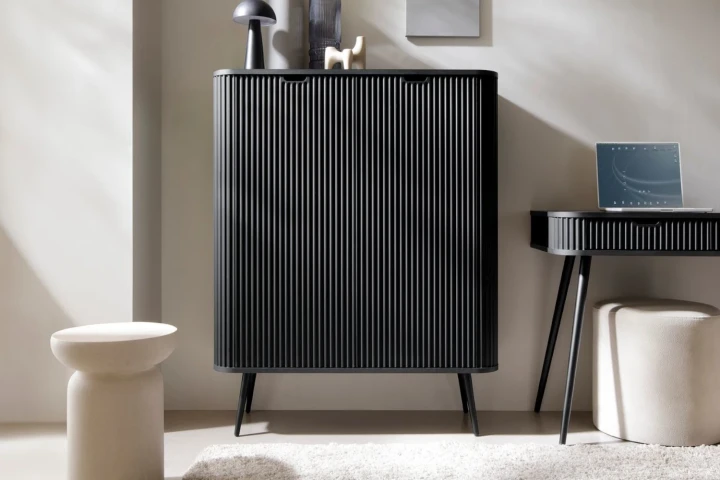 Czarna komoda wysoka Luna z drzwiami i ryflowanymi frontami z czarnymi nogami