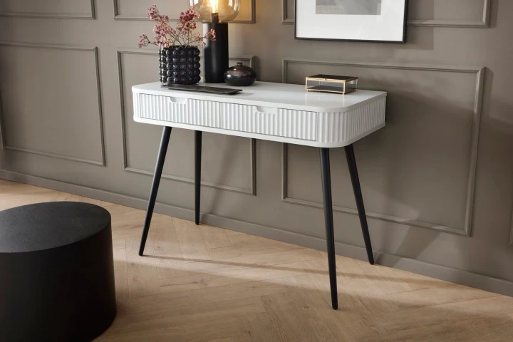 Biała toaletka Luna z ryflowanymi frontami z czarnymi nogami