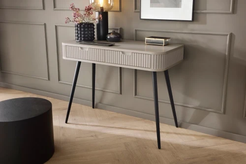 Kaszmirowa toaletka Luna z ryflowanymi frontami z czarnymi nogami