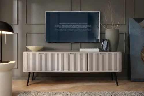 Kaszmirowa szafka RTV Luna z drzwiczkami i ryflowanymi frontami z czarnymi nogami