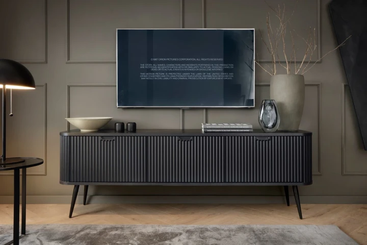 Czarna szafka RTV Luna z drzwiczkami i ryflowanymi frontami z czarnymi nogami