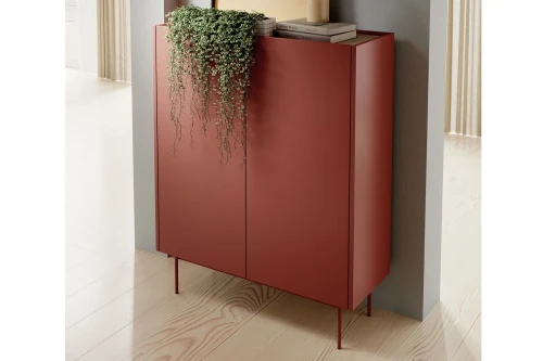 Czerwona wysoka komoda Avenor dwudrzwiowa