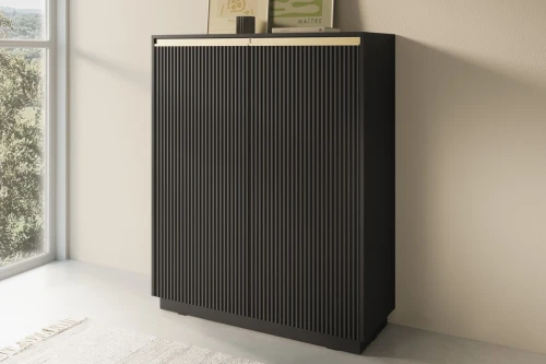 Czarna komoda wysoka Resto z drzwiami i złotymi akcentami