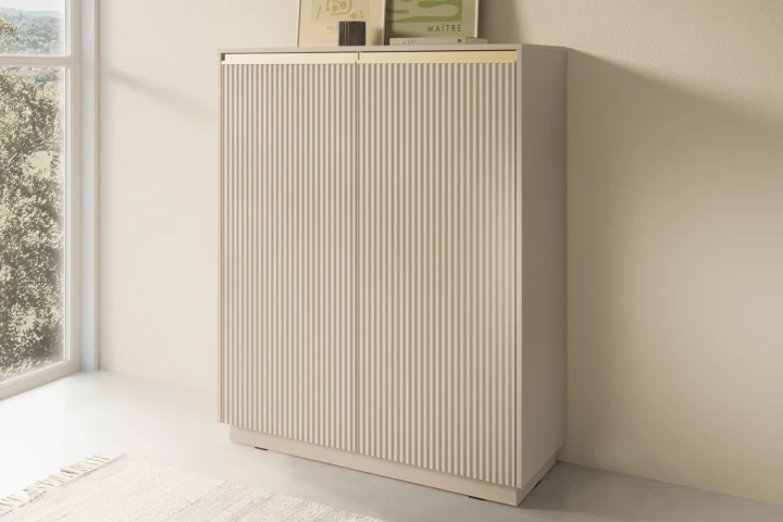 Beżowa komoda wysoka Resto z drzwiami i złotymi akcentami