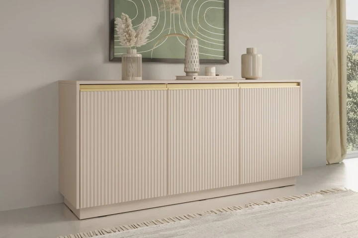 Beżowa komoda trzydrzwiowa Resto ze złotymi akcentami