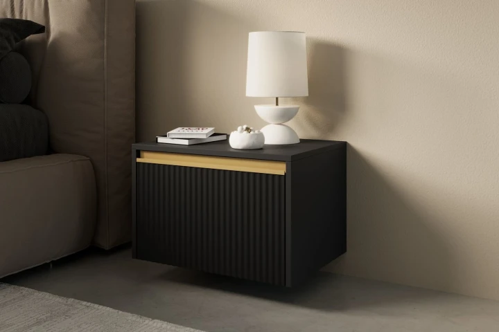 Czarny stolik nocny Resto z szufladą i złotymi akcentami wiszący