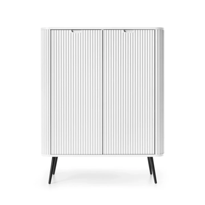 Biała komoda wysoka Luna z drzwiami i ryflowanymi frontami z czarnymi nogami od frontu