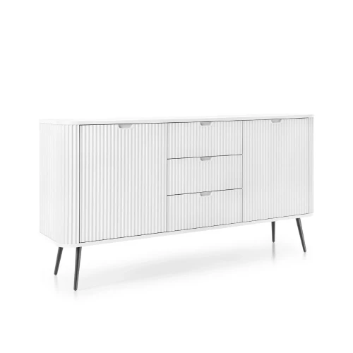 Biała komoda Luna z drzwiczkami, szufladami i ryflowanymi frontami z czarnymi nogami na białym tle