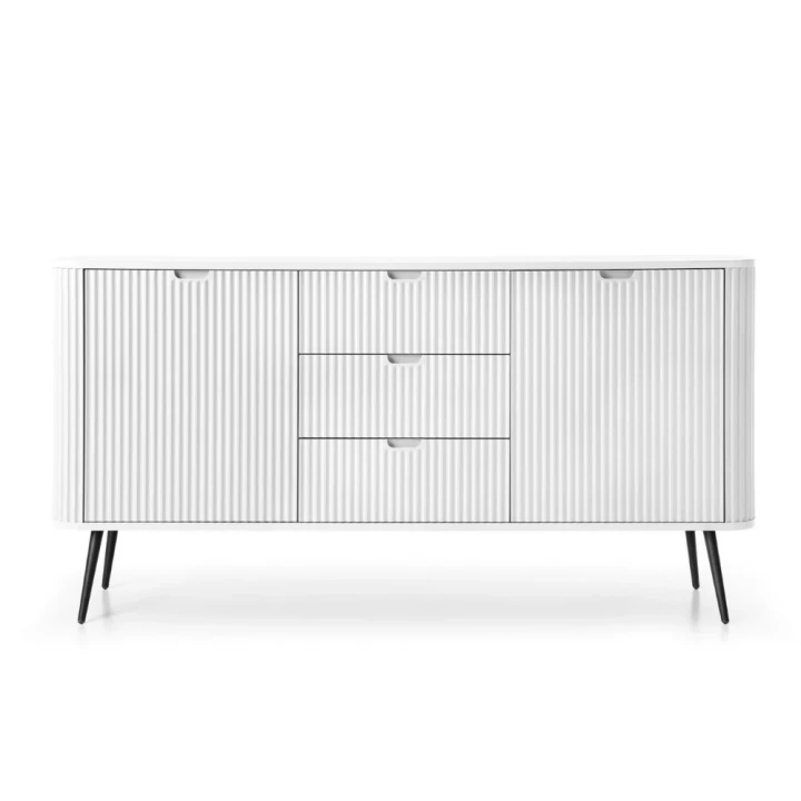 Biała komoda Luna z drzwiczkami, szufladami i ryflowanymi frontami z czarnymi nogami od frontu