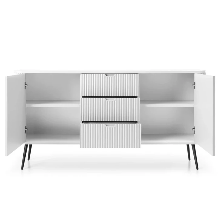 Biała komoda Luna z drzwiczkami, szufladami i ryflowanymi frontami z czarnymi nogami otwarta