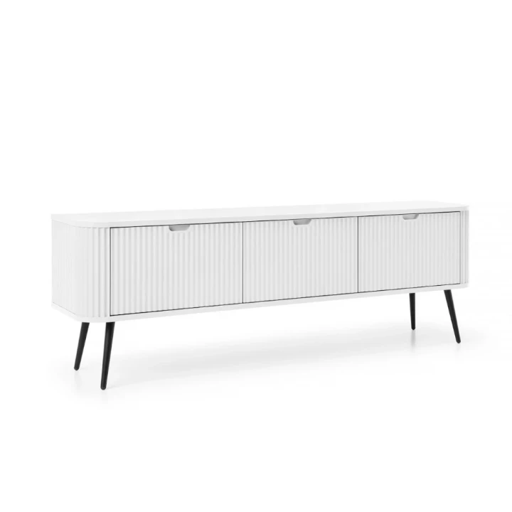 Biała szafka RTV Luna z drzwiczkami i ryflowanymi frontami z czarnymi nogami na białym tle