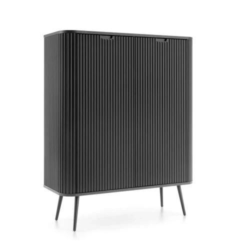 Czarna komoda wysoka Luna z drzwiami i ryflowanymi frontami z czarnymi nogami na białym tle