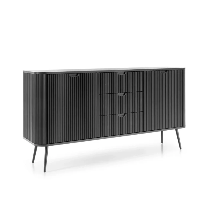 Czarna komoda Luna z drzwiczkami, szufladami i ryflowanymi frontami z czarnymi nogami na białym tle