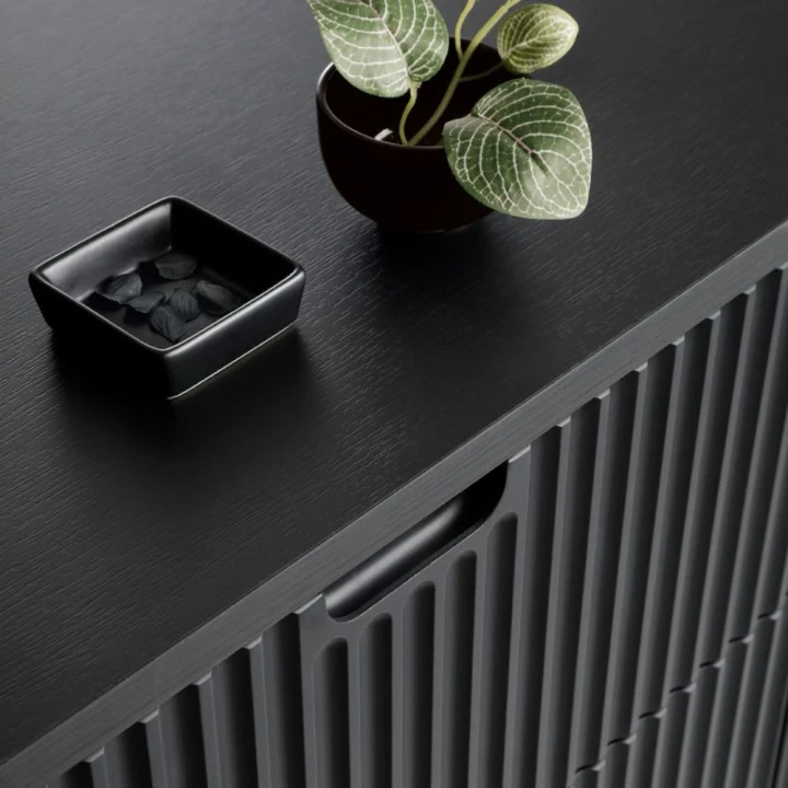 Korpus i front czarnej komody Luna