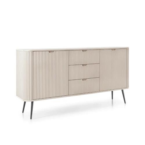 Kaszmirowa komoda Luna z drzwiczkami, szufladami i ryflowanymi frontami z czarnymi nogami na białym tle