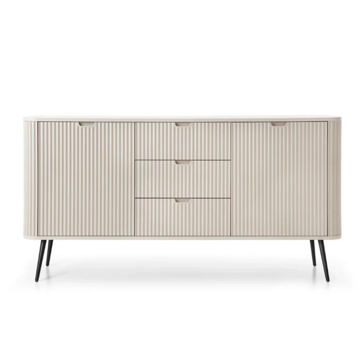 Kaszmirowa komoda Luna z drzwiczkami, szufladami i ryflowanymi frontami z czarnymi nogami od frontu