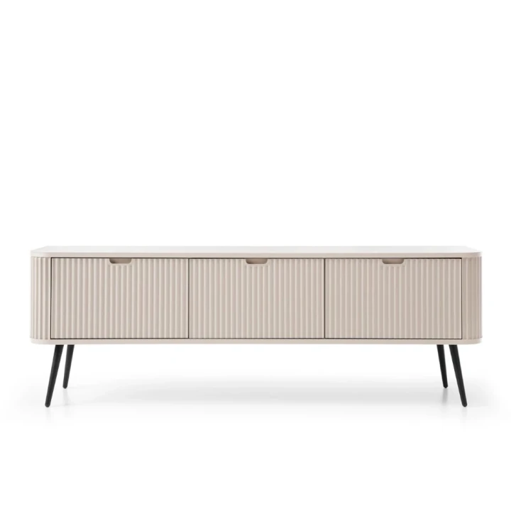 Kaszmirowa szafka RTV Luna z drzwiczkami i ryflowanymi frontami z czarnymi nogami od frontu