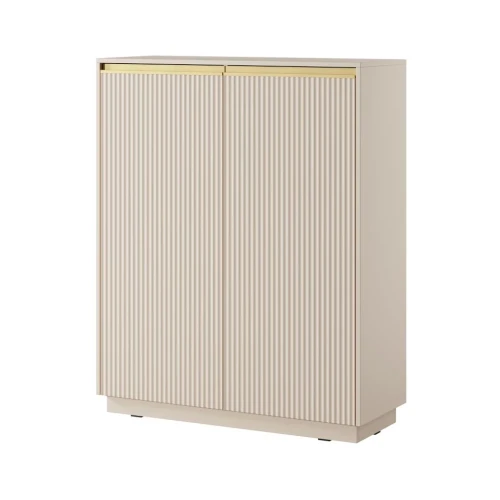 Beżowa komoda wysoka Resto z drzwiami i złotymi akcentami na białym tle