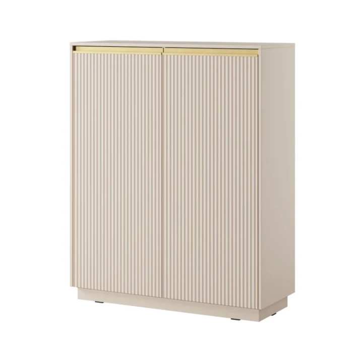 Beżowa komoda wysoka Resto z drzwiami i złotymi akcentami na białym tle