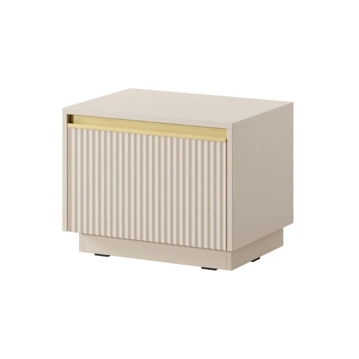 Beżowy stolik nocny Resto z szufladą i złotymi akcentami stojący na białym tle