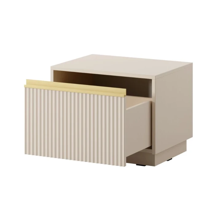 Beżowy stolik nocny Resto z szufladą i złotymi akcentami stojący otwarty