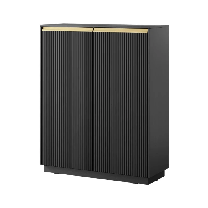 Czarna komoda wysoka Resto z drzwiami i złotymi akcentami na białym tle