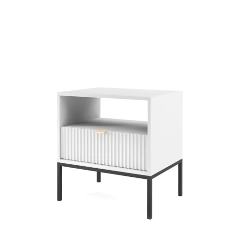 Stolik nocny Nuo biały z ryflowaną szufladą z czarnymi nogami na białym tle
