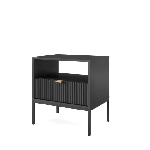 Stolik nocny Nuo czarny z ryflowaną szufladą z czarnymi nogami na białym tle