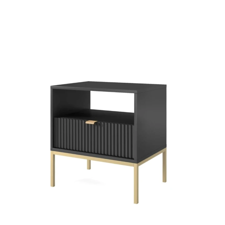 Stolik nocny Nuo czarny z ryflowaną szufladą ze złotymi nogami