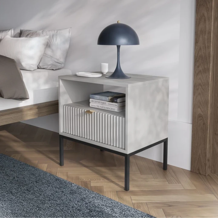 Stolik nocny Nuo szary z ryflowaną szufladą z czarnymi nogami
