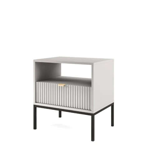 Stolik nocny Nuo szary z ryflowaną szufladą z czarnymi nogami na białym tle