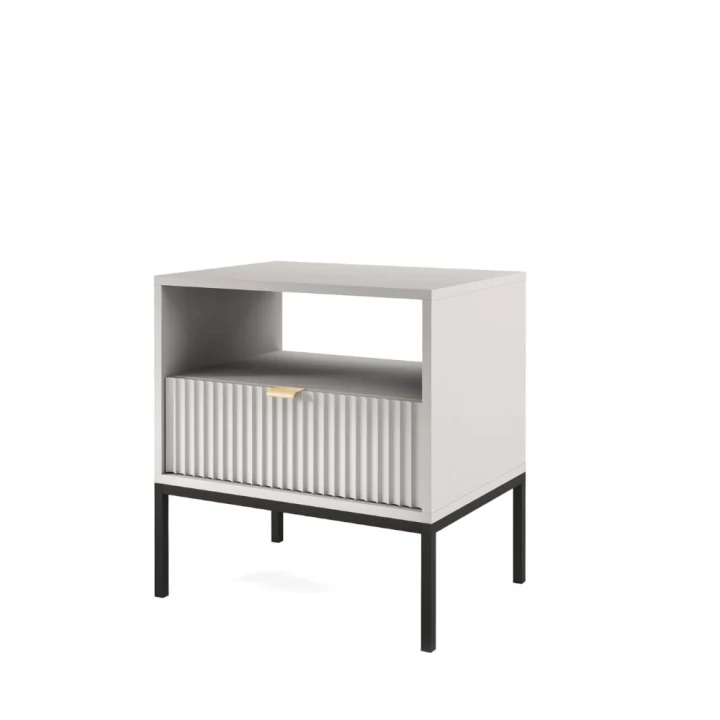 Stolik nocny Nuo szary z ryflowaną szufladą z czarnymi nogami na białym tle