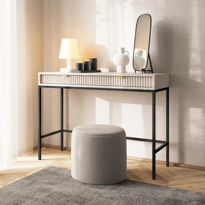 Toaletka Nuo kaszmirowa z ryflowanymi szufladami z czarnymi nogami