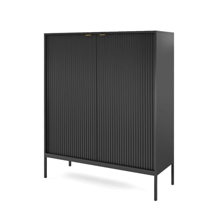 Komoda wysoka Nuo czarna z ryflowanymi drzwiami z czarnymi nogami na białym tle