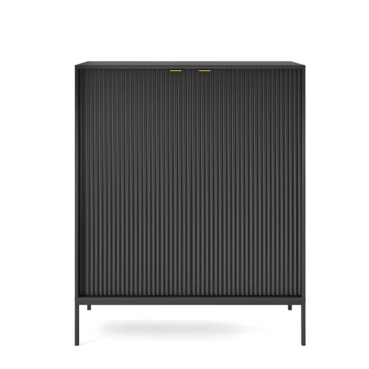 Komoda wysoka Nuo czarna z ryflowanymi drzwiami z czarnymi nogami od frontu