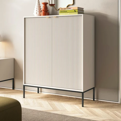 Komoda wysoka Nuo kaszmirowa z ryflowanymi drzwiami z czarnymi nogami