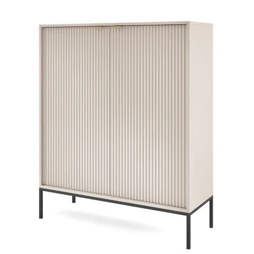 Komoda wysoka Nuo kaszmirowa z ryflowanymi drzwiami z czarnymi nogami na białym tle