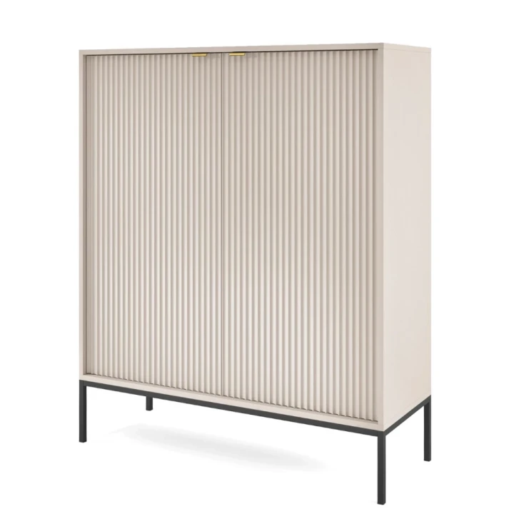 Komoda wysoka Nuo kaszmirowa z ryflowanymi drzwiami z czarnymi nogami na białym tle