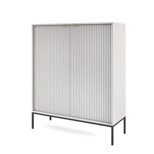 Komoda wysoka Nuo szara z ryflowanymi drzwiami z czarnymi nogami na białym tle