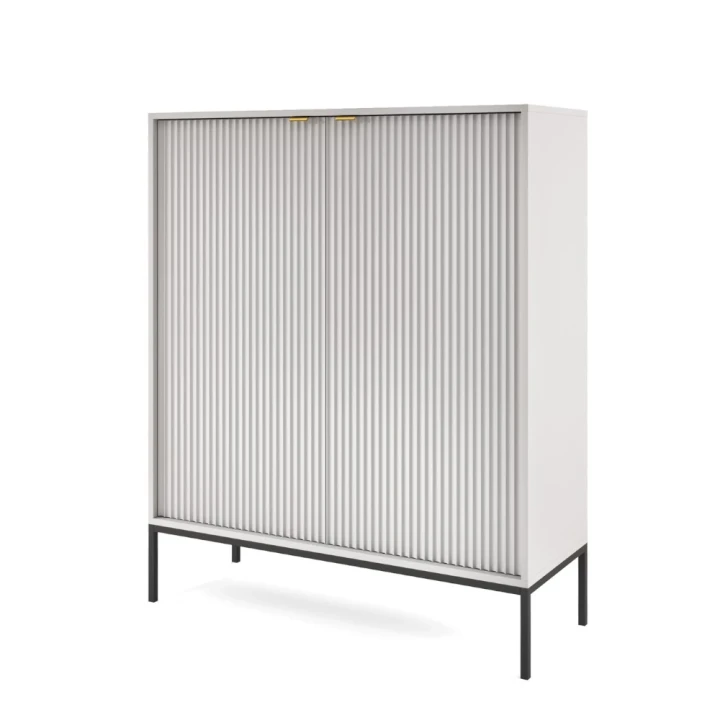 Komoda wysoka Nuo szara z ryflowanymi drzwiami z czarnymi nogami na białym tle