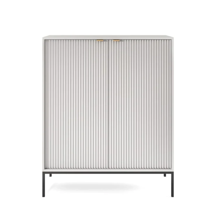 Komoda wysoka Nuo szara z ryflowanymi drzwiami z czarnymi nogami od frontu
