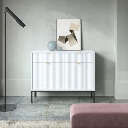 Komoda 104cm Nuo biała z ryflowanymi drzwiczkami i szufladami