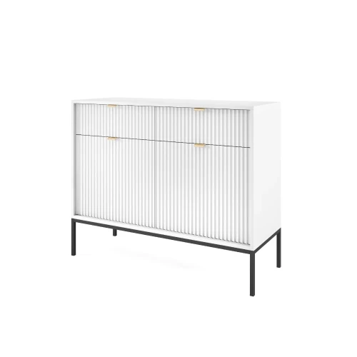 Komoda 104cm Nuo biała z ryflowanymi drzwiczkami i szufladami z czarnymi nogami na białym tle