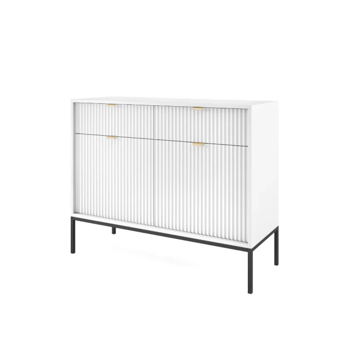 Komoda 104cm Nuo biała z ryflowanymi drzwiczkami i szufladami z czarnymi nogami na białym tle