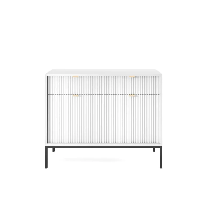 Komoda 104cm Nuo biała z ryflowanymi drzwiczkami i szufladami z czarnymi nogami od frontu