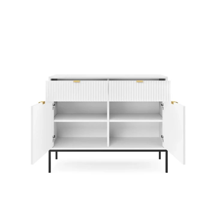 Komoda 104cm Nuo biała z ryflowanymi drzwiczkami i szufladami z czarnymi nogami otwarta